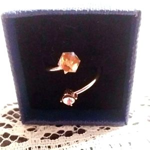 Super cute silver stone wrap around ring